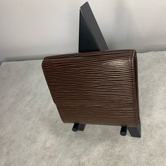 Authentic Louis Vuitton Epi Elise Wallet - Picture 2 of 9